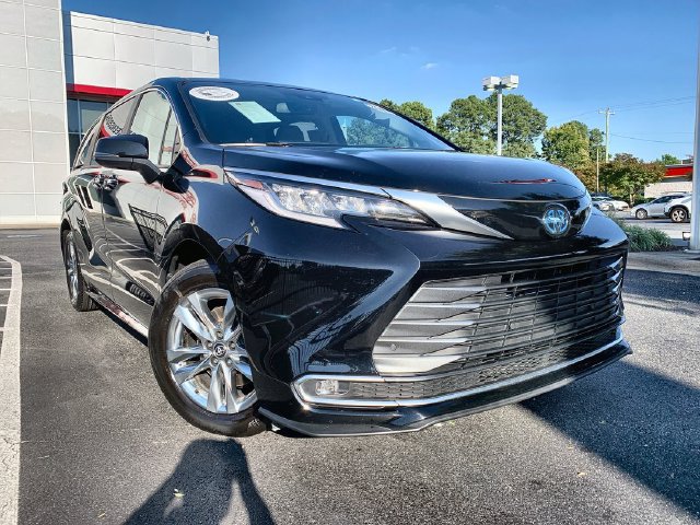 Used 2023 Toyota Sienna Limited FWD image 2