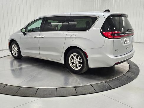 Used 2023 Chrysler Pacifica Touring-L image 3