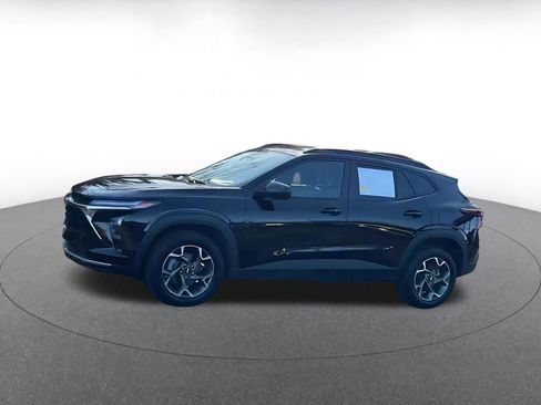 Used 2025 Chevrolet Trax LT w/ LT Convenience Package image 8
