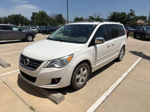 Used 2009 Volkswagen Routan SEL Premium FWD image 1
