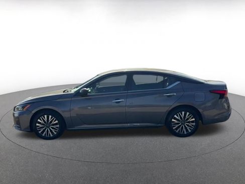 Used 2025 Nissan Altima 2.5 SV image 9