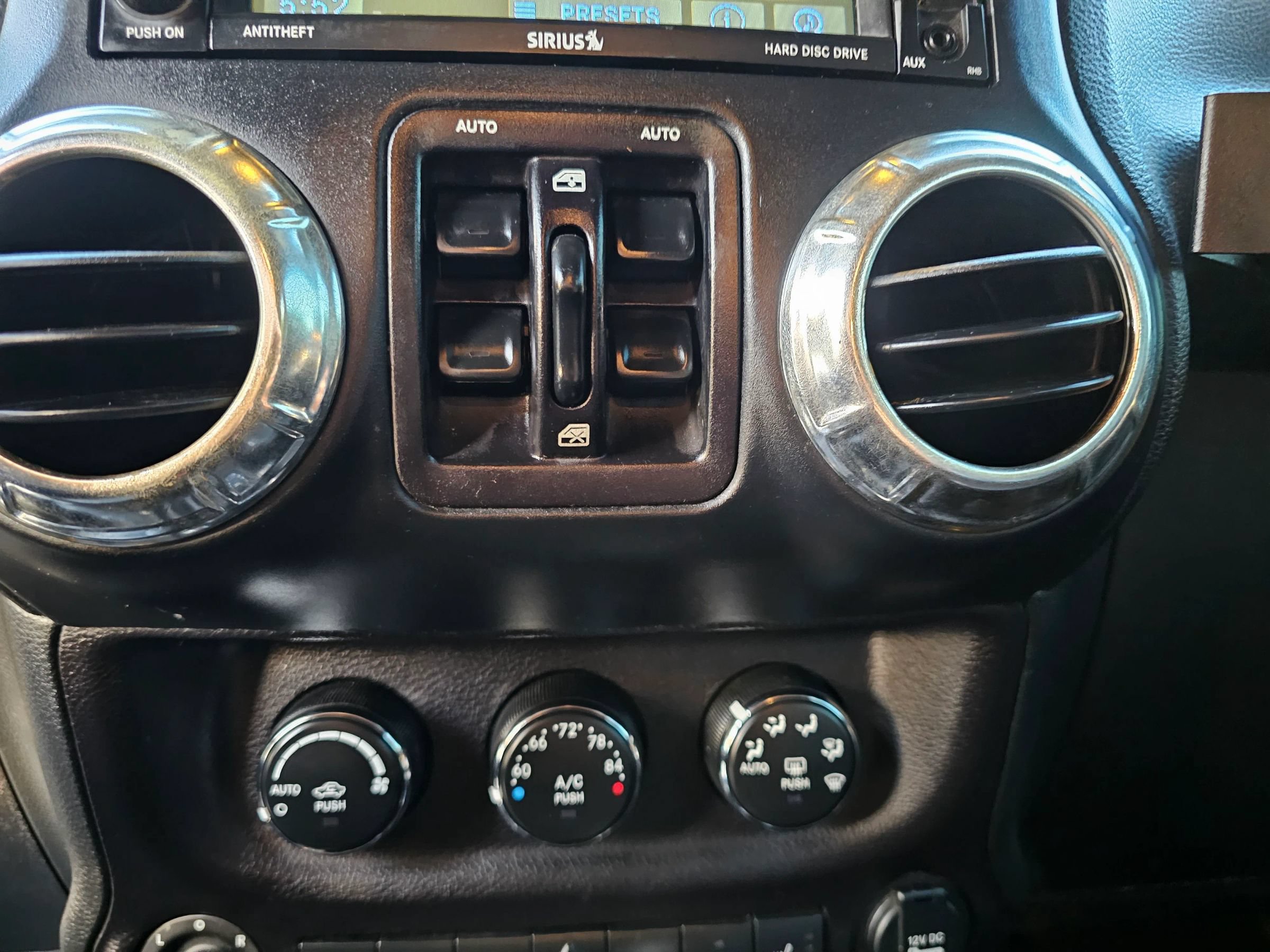 Used 2018 Jeep Wrangler Unlimited Sahara w/ Connectivity Group AWD/4WD image 13