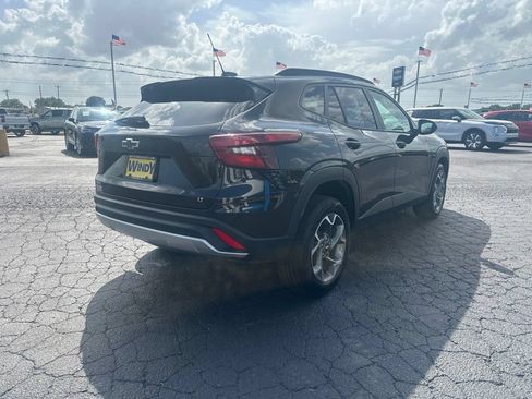 Used 2025 Chevrolet Trax LT FWD image 6