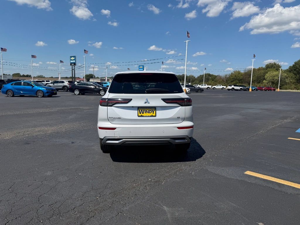 Used 2025 Mitsubishi Outlander SE AWD/4WD image 4