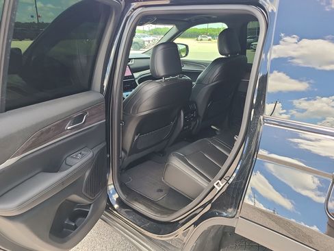 Used 2025 Jeep Grand Cherokee Limited w/ Black Appearance Package AWD/4WD image 18