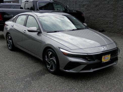 Used 2025 Hyundai Elantra SEL FWD image 2