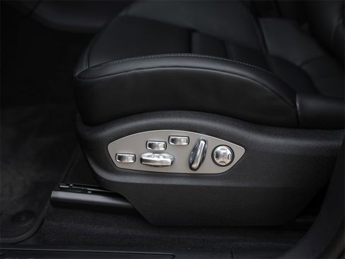 Used 2025 Porsche Macan image 14