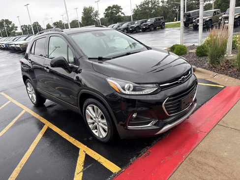 Used 2019 Chevrolet Trax Premier w/ LPO, Cargo Package FWD image 3