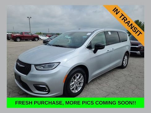 Used 2024 Chrysler Pacifica Touring-L FWD image 1