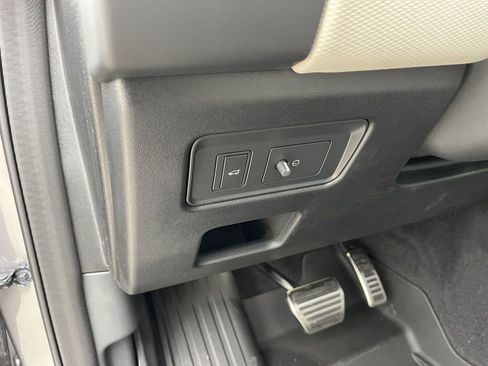 New 2025 Land Rover Discovery Dynamic SE image 15