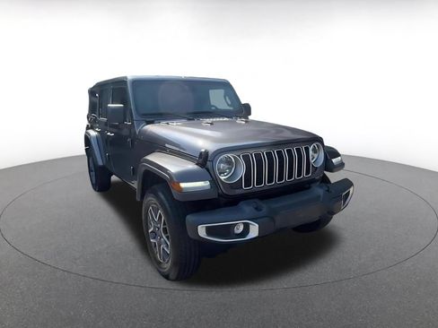 Used 2025 Jeep Wrangler Unlimited Sahara AWD/4WD image 3