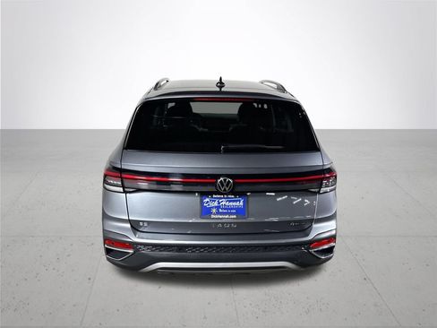 Certified 2025 Volkswagen Taos SE AWD/4WD image 9