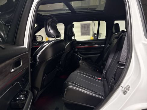 Used 2022 Jeep Grand Cherokee Overland AWD/4WD image 24