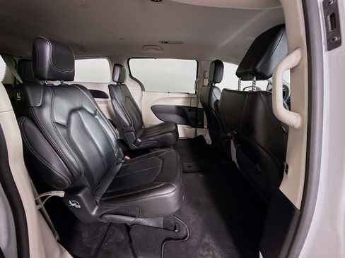 Used 2023 Chrysler Pacifica Touring-L FWD image 35