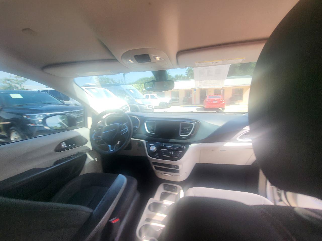 Used 2017 Chrysler Pacifica Touring w/ Tire & Wheel Group FWD image 18