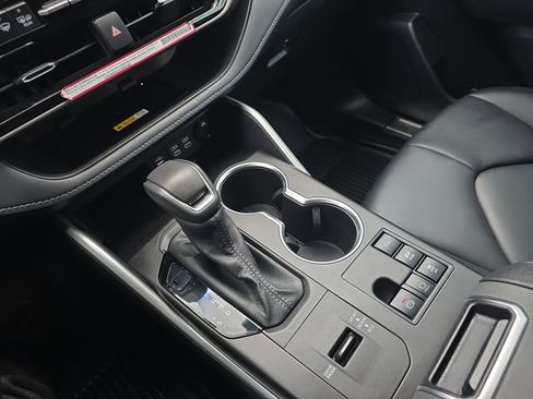 Certified 2024 Toyota Highlander XLE image 26