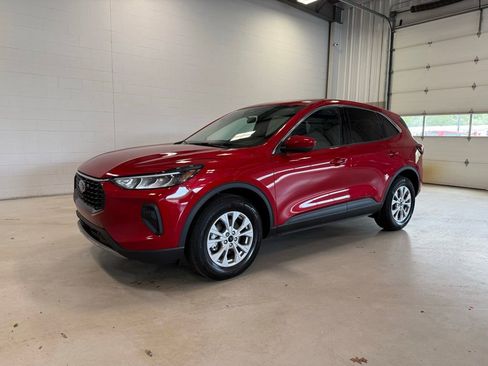 Used 2023 Ford Escape Active w/ Tech Pack #2 AWD/4WD image 3