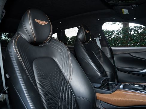 Used 2021 Aston Martin DBX AWD/4WD image 16