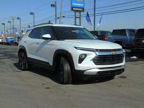 Used 2024 Chevrolet TrailBlazer LT w/ LT Cold Weather Package FWD image 4