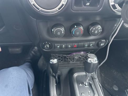 Used 2017 Jeep Wrangler Unlimited Sahara w/ Connectivity Group image 27