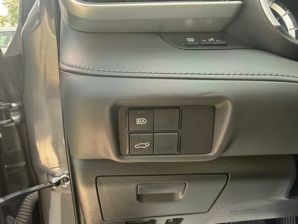 Used 2022 Toyota Highlander XLE AWD/4WD image 16