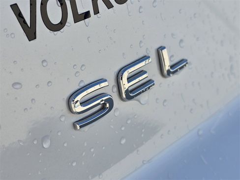 Used 2025 Volkswagen Atlas Cross Sport SEL image 9