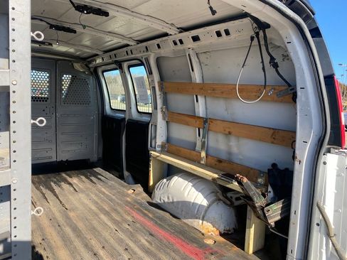 Used 2017 GMC Savana 2500 image 30