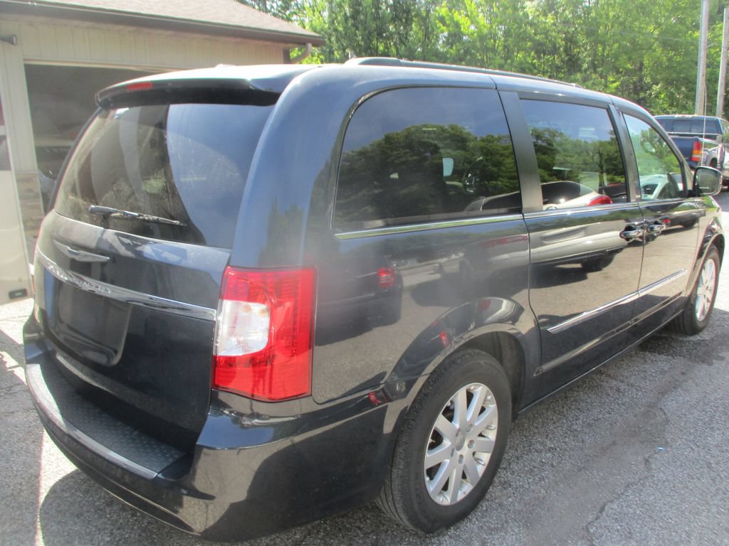 Used 2014 Chrysler Town & Country Touring FWD image 7