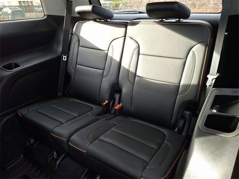 Used 2022 GMC Acadia AT4 w/ Technology Package image 11