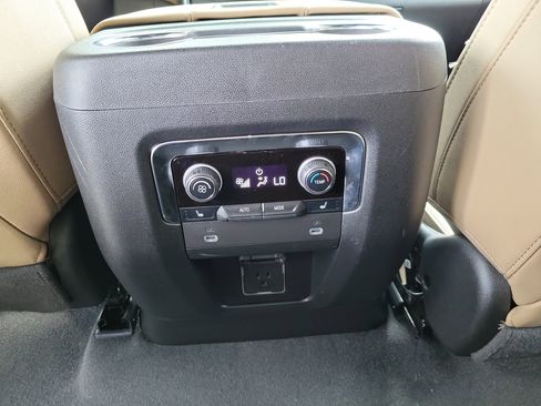 Used 2024 Chevrolet Tahoe Premier AWD/4WD image 12