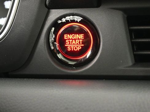 Used 2025 Honda Pilot Touring image 14