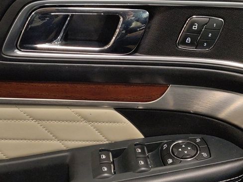 Used 2018 Ford Explorer Platinum image 27