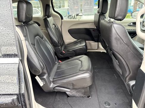 Used 2024 Chrysler Pacifica Touring-L image 12
