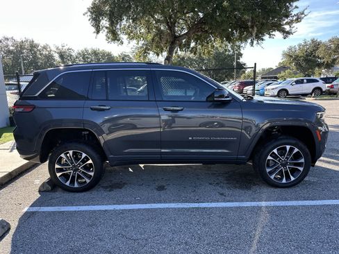 Used 2022 Jeep Grand Cherokee Overland AWD/4WD image 10