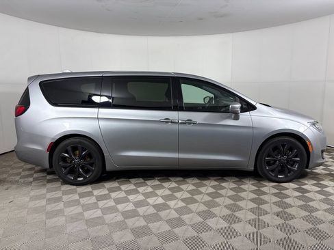 Used 2018 Chrysler Pacifica Touring Plus w/ S Appearance Package FWD image 3
