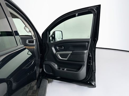 Used 2021 Nissan Titan SL w/ Moonroof Package AWD/4WD image 32
