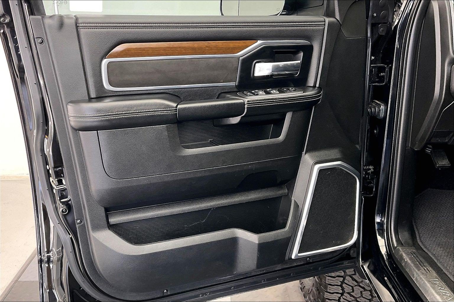 Used 2022 RAM 2500 Laramie AWD/4WD image 25