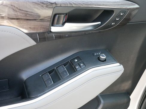 Used 2023 Toyota Highlander Platinum image 19
