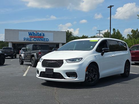 Used 2024 Chrysler Pacifica Limited FWD image 2