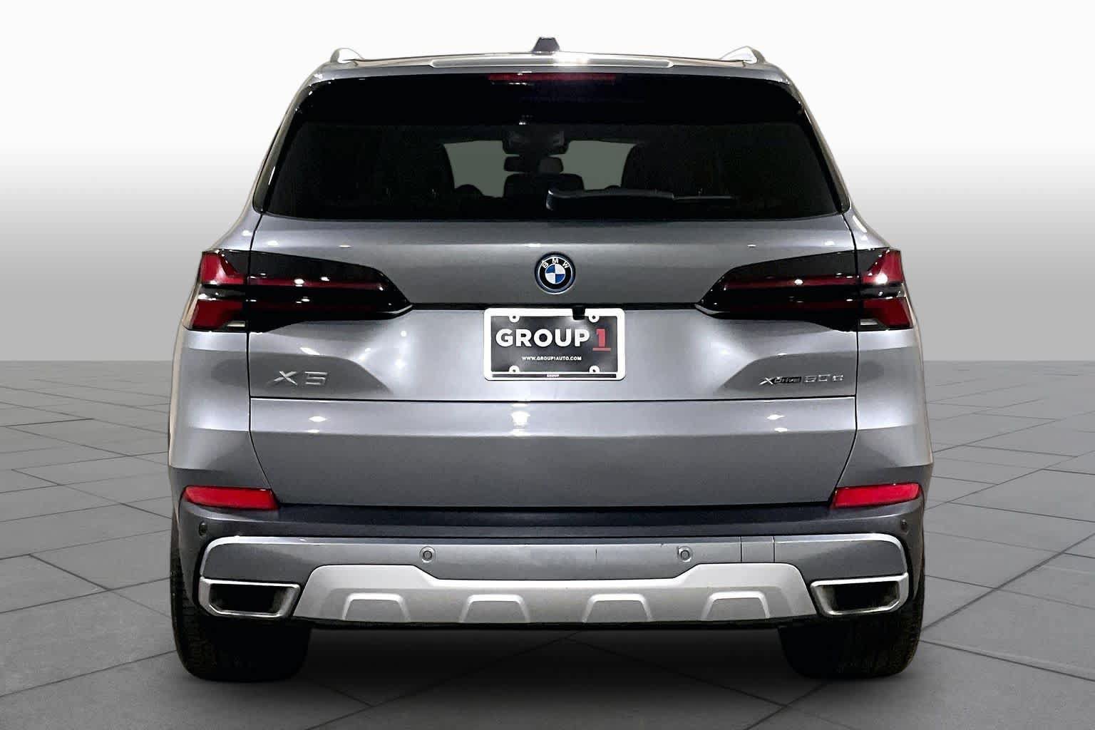 Used 2025 BMW X5 xDrive50e w/ Parking Assistance Package AWD/4WD image 4