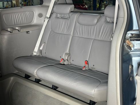 Used 2010 Toyota Sienna XLE image 28