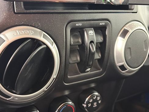 Used 2016 Jeep Wrangler Unlimited Rubicon w/ Connectivity Group AWD/4WD image 21