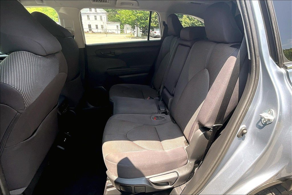 Used 2021 Toyota Highlander LE AWD/4WD image 15