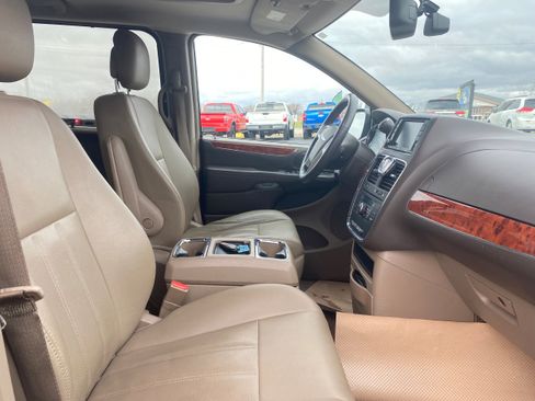 Used 2014 Chrysler Town & Country Touring image 14