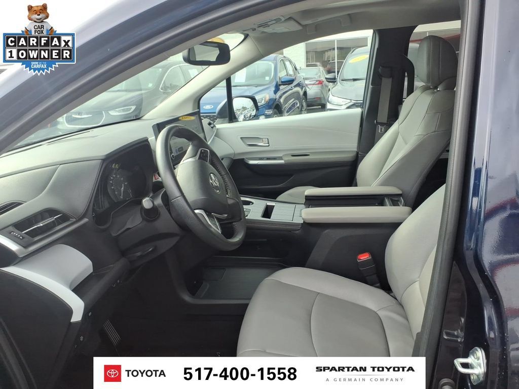 Used 2025 Toyota Sienna XLE FWD image 14