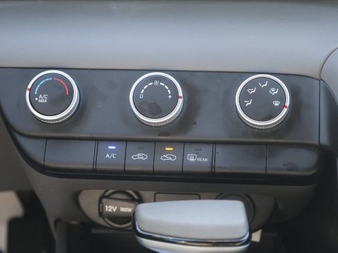Used 2023 Hyundai Elantra SE FWD image 21