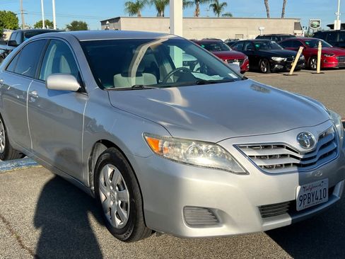 Used 2011 Toyota Camry LE image 3