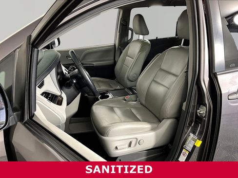 Used 2019 Toyota Sienna XLE FWD image 21