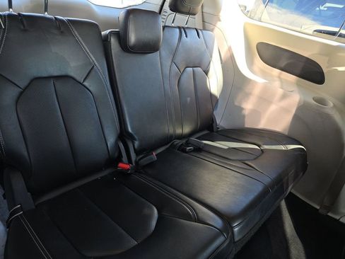 Used 2024 Chrysler Pacifica Touring-L FWD image 12