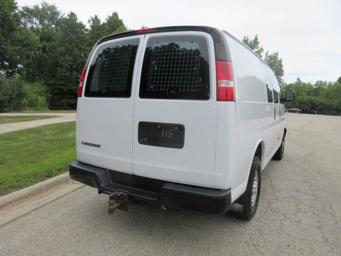 Used 2017 Chevrolet Express 2500 RWD image 10